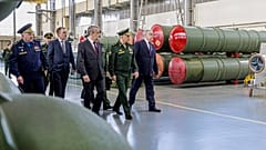 Επιθεώρηση εργοστασίου παραγωγής οπλικών συστημάτων στη Ρωσία