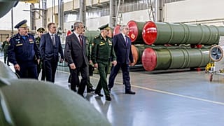 Επιθεώρηση εργοστασίου παραγωγής οπλικών συστημάτων στη Ρωσία