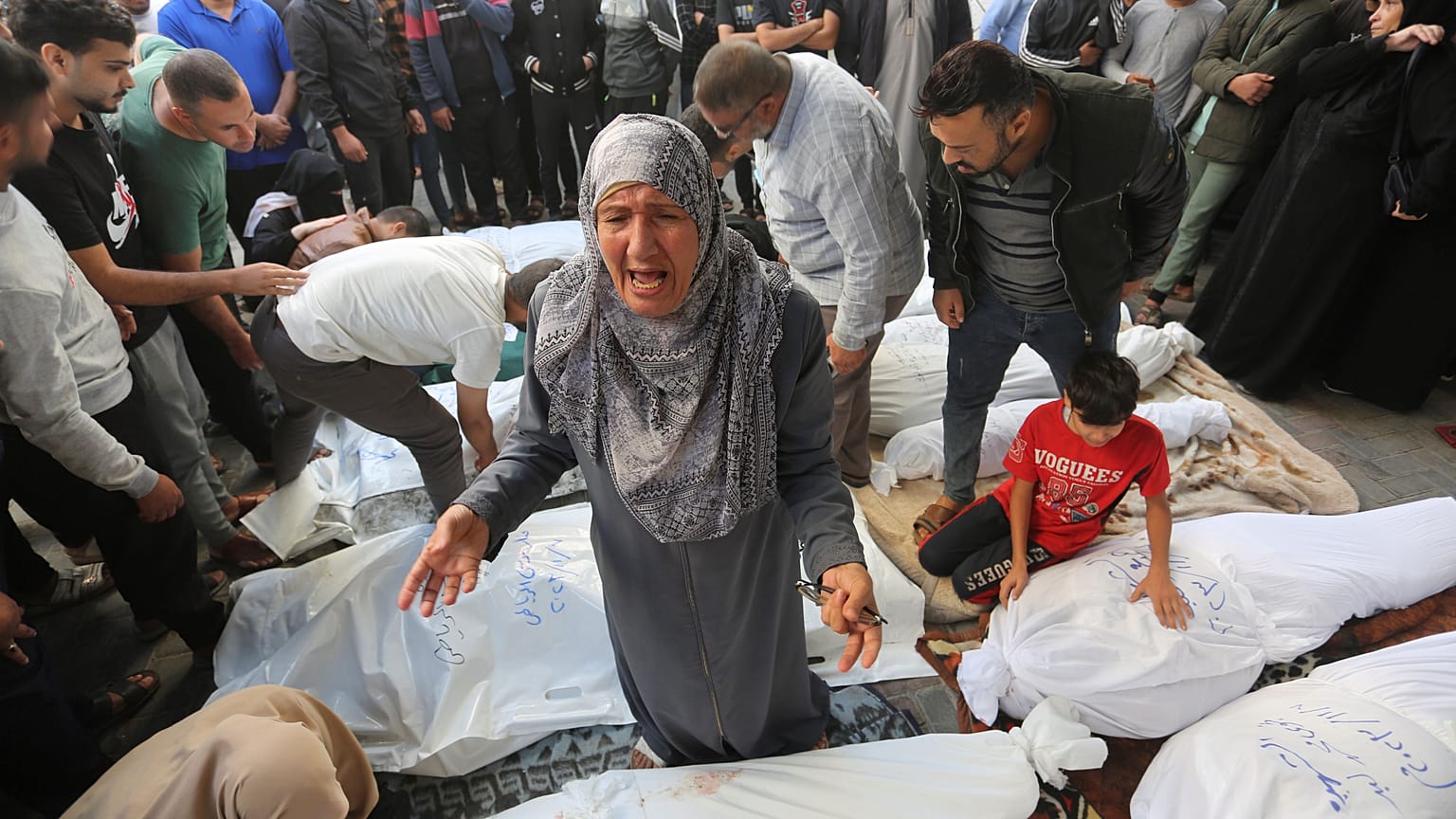 سيدة تبكي قتلاها في غارة إسرائيلية على رفح