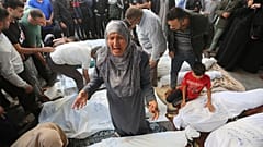 سيدة تبكي قتلاها في غارة إسرائيلية على رفح