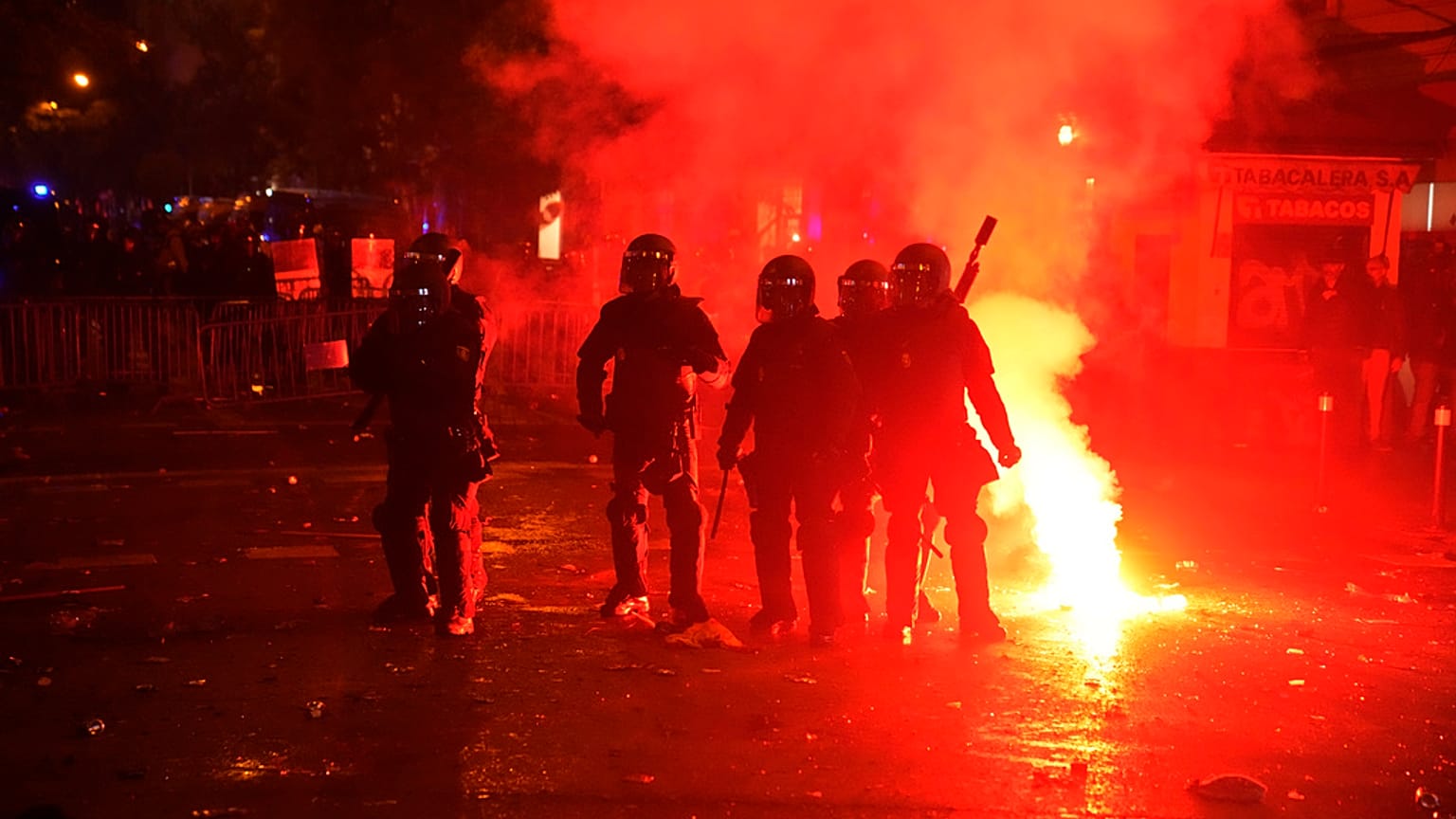 Disturbios en la sede del PSOE en la calle Ferraz de Madrid