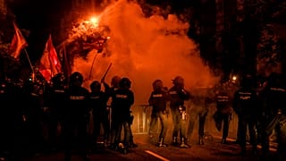 Sosyalist Parti'nin Madrid'deki genel merkezi önünde 3 binden fazla kişi protesto gösterisi düzenledi