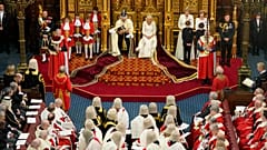 Mit der schweren Staatskrone auf dem Haupt trägt König Charles die Pläne seiner Regierung vor.