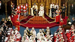 III. Károly (középen a trónon, mellette Kamilla királyné) a jövő évre vonatkozó kormánytervekről beszél a brit parlamentben 2023.11.7-én. 