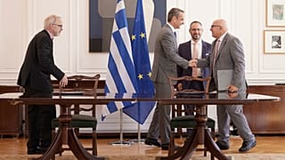 Ο πρωθυπουργός Κυριάκος Μητσοτάκης και ο αντιπρόεδρος της Ευρωπαϊκής Τράπεζας Επενδύσεων, Κυριάκος Κακούρης στην υπογραφή συμφωνίας για τους έξυπνους μετρητές