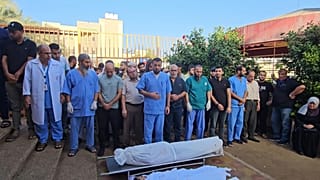 الطبيب الفلسطيني  إياد شقورة يُفجع باكتشاف عائلته بين ضحايا الغارة التي أصابت منزلهم في خان يونس جنوب قطاع غزة- 7 نوفمبر 2023