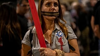 Участница протеста у здания израильского парламента