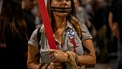 Διαδηλωτές κατά της κυβέρνησης του Μπ. Νετανιάχου και σε ένδειξη αλληλεγγύης στα θύματα και τους ομήρους της Χαμάς  έξω από την Κνεσέτ στην Ιερουλήμ