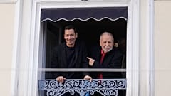 El novelista francés Jean-Baptiste Andrea, a la izquierda, aparece en el balcón del restaurante Drouant con Tahar Ben Jelloun tras ganar el premio Goncourt