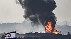علم إسرائيل يرفرف في منطقة تقع في غلاف غزة فيما يستمر القصف العنيف على مناطق مأهولة في القطاع المحاصر