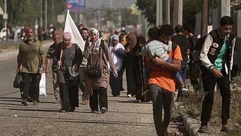 Mit einer weißen Fahne fliehen Bewohnerinnen und Bewohner aus Gaza-Stadt Richtung Süden