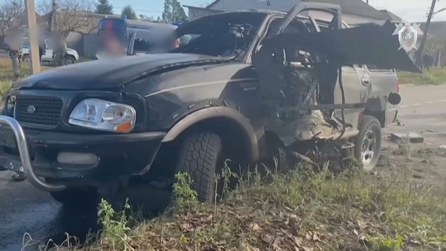 a politikust szállító Ford terepjáró