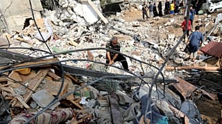 Παλαιστίνιοι ψάχνουν κάτω από τα συντρίμμια μετά από ισραηλινό βομβαρδισμό στη Γάζα