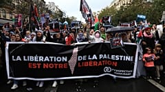 متظاهرون خلال مظاهرة   في باريس لدعم الشعب الفلسطيني في غزة.
