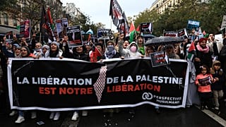 متظاهرون خلال مظاهرة في باريس لدعم الشعب الفلسطيني في غزة.