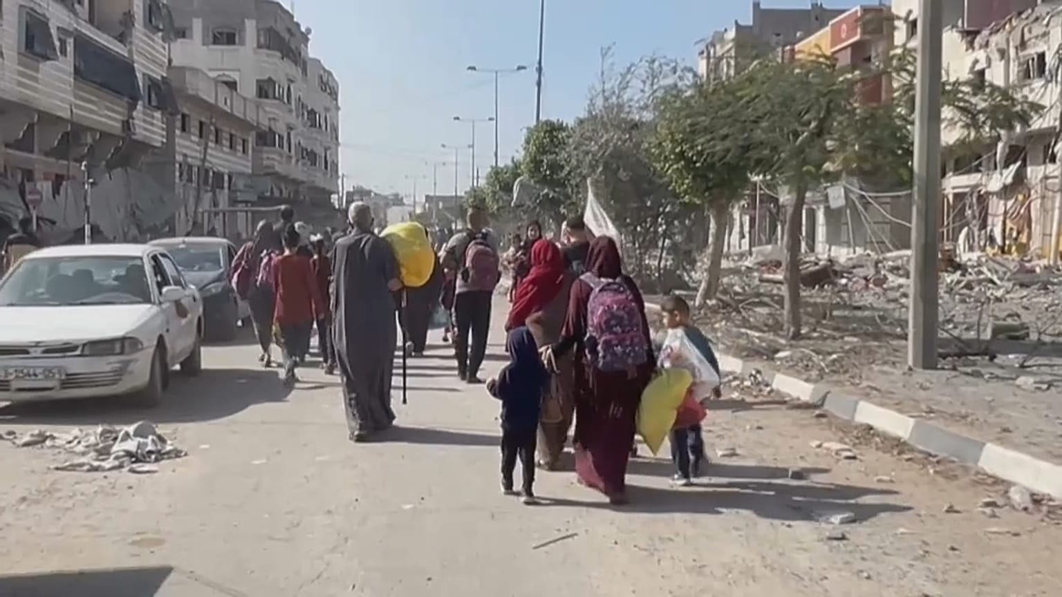 Palestinians flee Gaza 