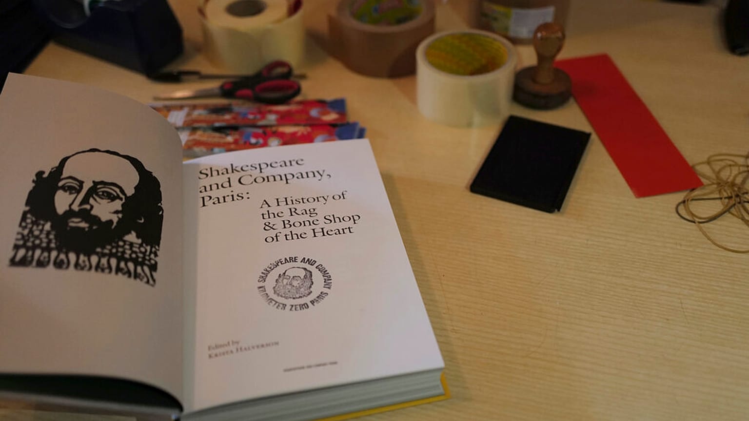 Un libro con la representación de William Shakespeare
