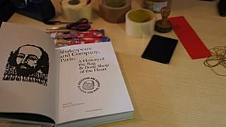 Un libro con la representación de William Shakespeare