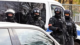 Forças especiais alemãs durante as buscas numa escola de Hamburgo