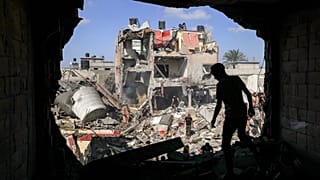  مبنى مدمر تعرض للقصف الإسرائيلي في خان يونس في غزة وفلسطينيون يبحثون بين الأنقاض عن ناجين وجثث الضحايا. 2023/11/08 