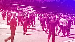 Menschen in der Menge laufen und rufen antisemitische Parolen auf einem Flugfeld des Flughafens in Machatschkala, Oktober 2023