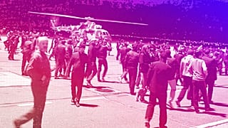 Una multitud camina gritando consignas antisemitas en un aeródromo del aeropuerto de Makhachkala, octubre de 2023.