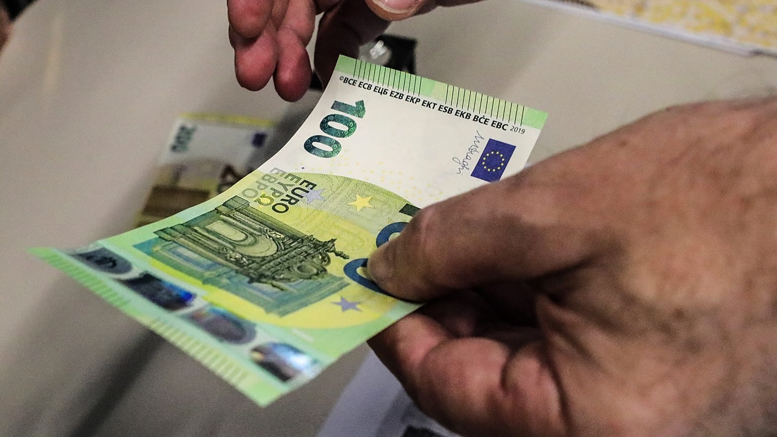 Az új 100 eurós bankjegy bemutatása az Európai Központi Bank (EKB) frakfurti székházában 2018. szeptember 17-én.