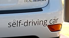 Das Bild zeigt ein selbstfahrendes Auto. Die britische Regierung hat angekündigt, dass sie Rechtsvorschriften zur Regulierung und Entwicklung der autonomen Fahrzeugindustrie einführen wird.
