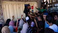 فلسطينيون يصطفون لشراء الخبز أمام مخبر في خان يونس، قطاع غزة.