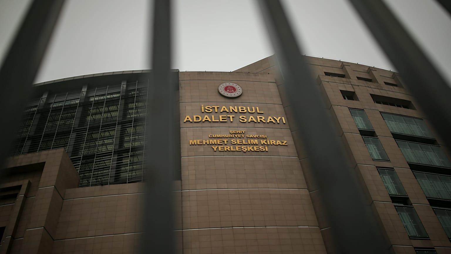 İstanbul'un Şişli ilçesinde bulunan Çağlayan Adliye Sarayı'nın parmaklar ardından bir görünümü, 1 Mart 2023