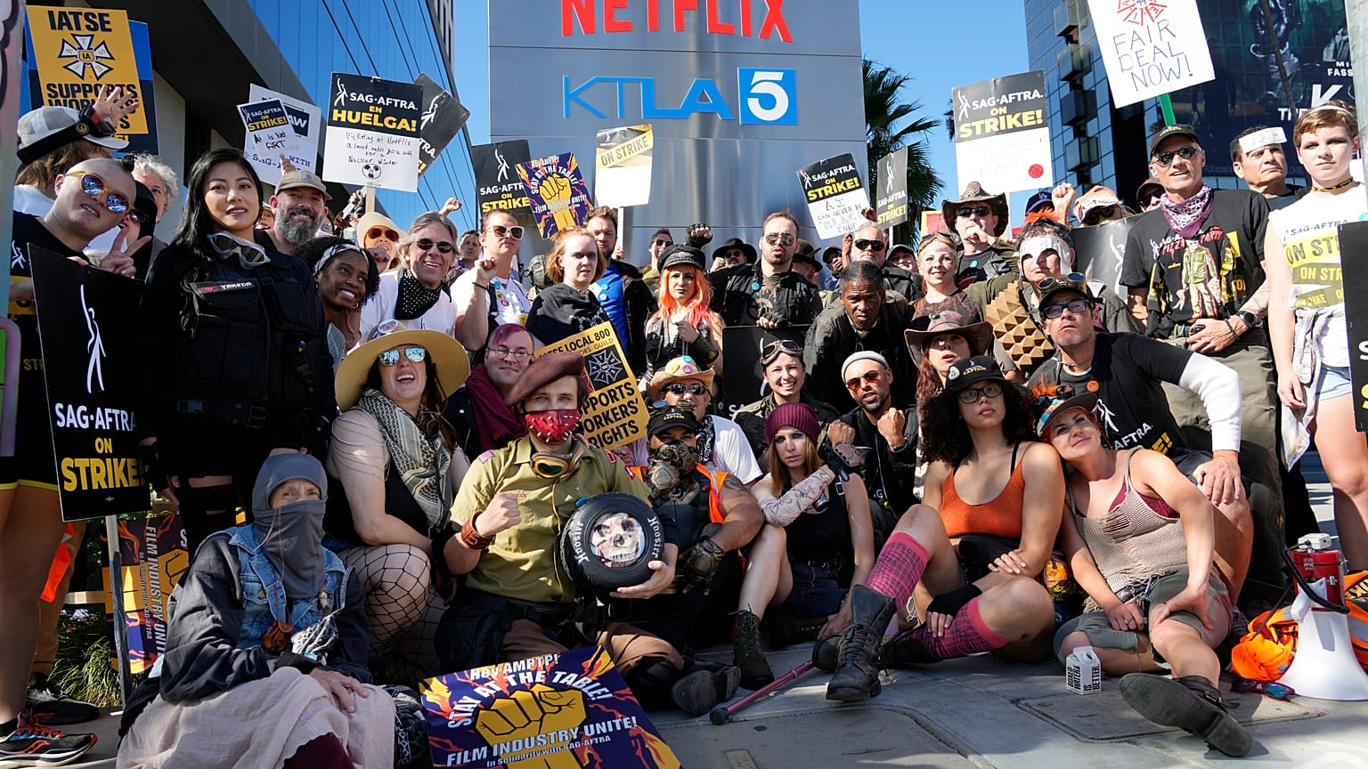 أعضاء SAG-AFTRA المذهلون يلتقطون صورة جماعية 