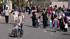 Palesztinok ezrei indultak neki csütörtökön is a Gázai övezet déli részére az oda vezető Szaladin utcán át 