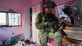Un soldado israelí inspecciona un apartamento, durante su operación militar en la Franja Gaza