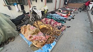 نازحون ينامون على الأرض وفي العراء في خان يونس