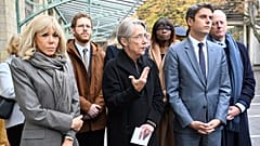 Première Dame Brigitte Macron, Ministerpräsidentin Élisabeth Borne und Bildungsminister Gabriel Attal haben gemeinsam eine Pariser Schule besucht.