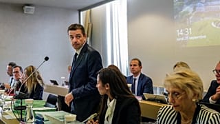 Gael Perdriau, a "sextape" botrány egyik főszereplője beszél a városi tanács meghallgatásán, nem sokkal az ügy kirobbanása után