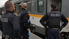Német rendőrök okmányokat ellenőriznek egy vonaton a cseh-német határon