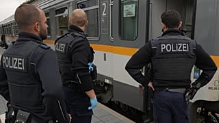 Német rendőrök okmányokat ellenőriznek egy vonaton a cseh-német határon