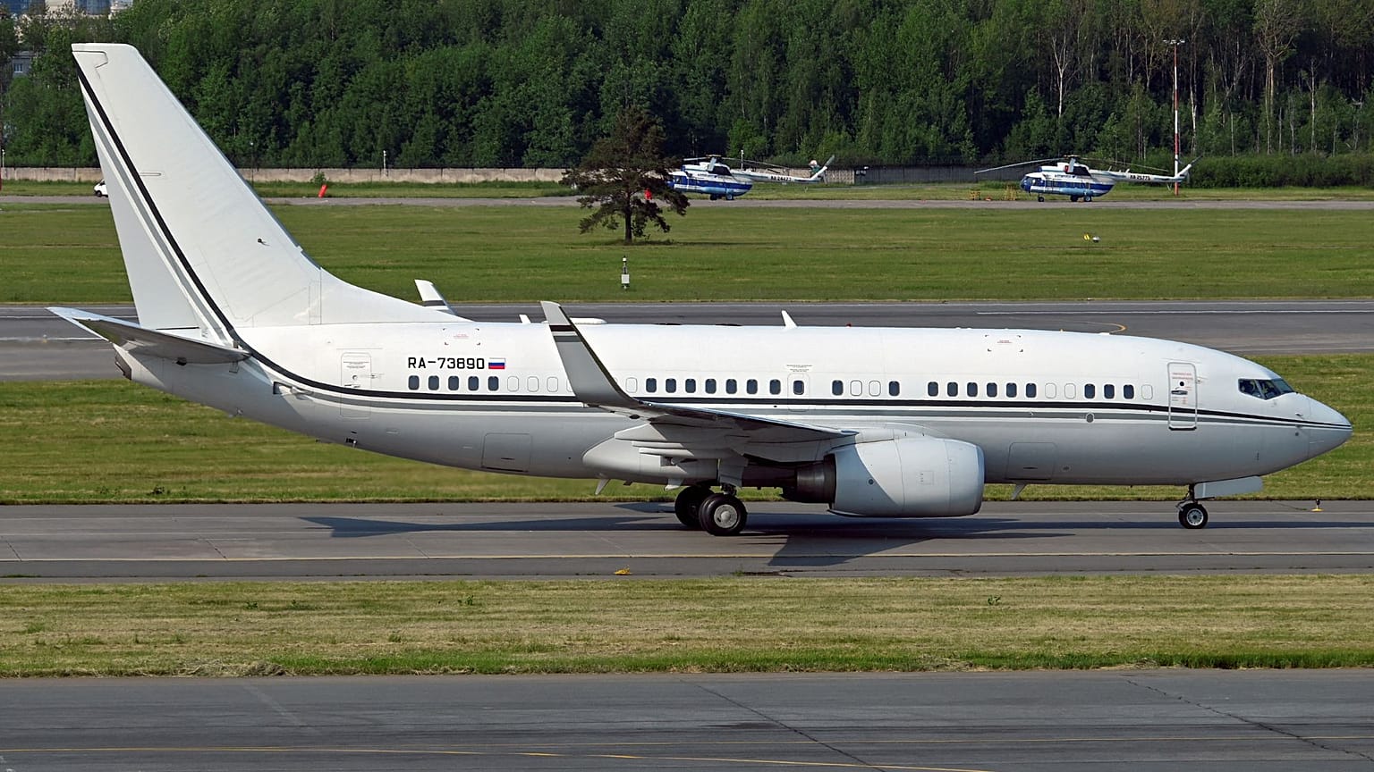 Uma vista mostra o avião privado Boeing 737-700 BBJ (número RA-73890) na pista do Aeroporto Internacional de Pulkovo, em São Petersburgo, Rússia, a 14 de junho de 2023.
