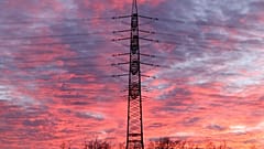Hoffnung am Horizont für Deutschland? Ein Blick auf einen Hochspannungsmast in Niederaußem bei Köln