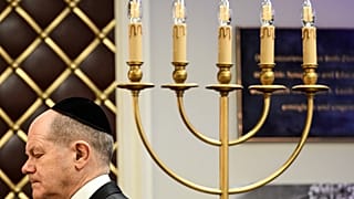 Almanya Başbakanı Olaf Scholz başında kipa ile Yahudi Pogromu Kristal Gece yıl dönümü için düzenlenen anma programına katıldı
