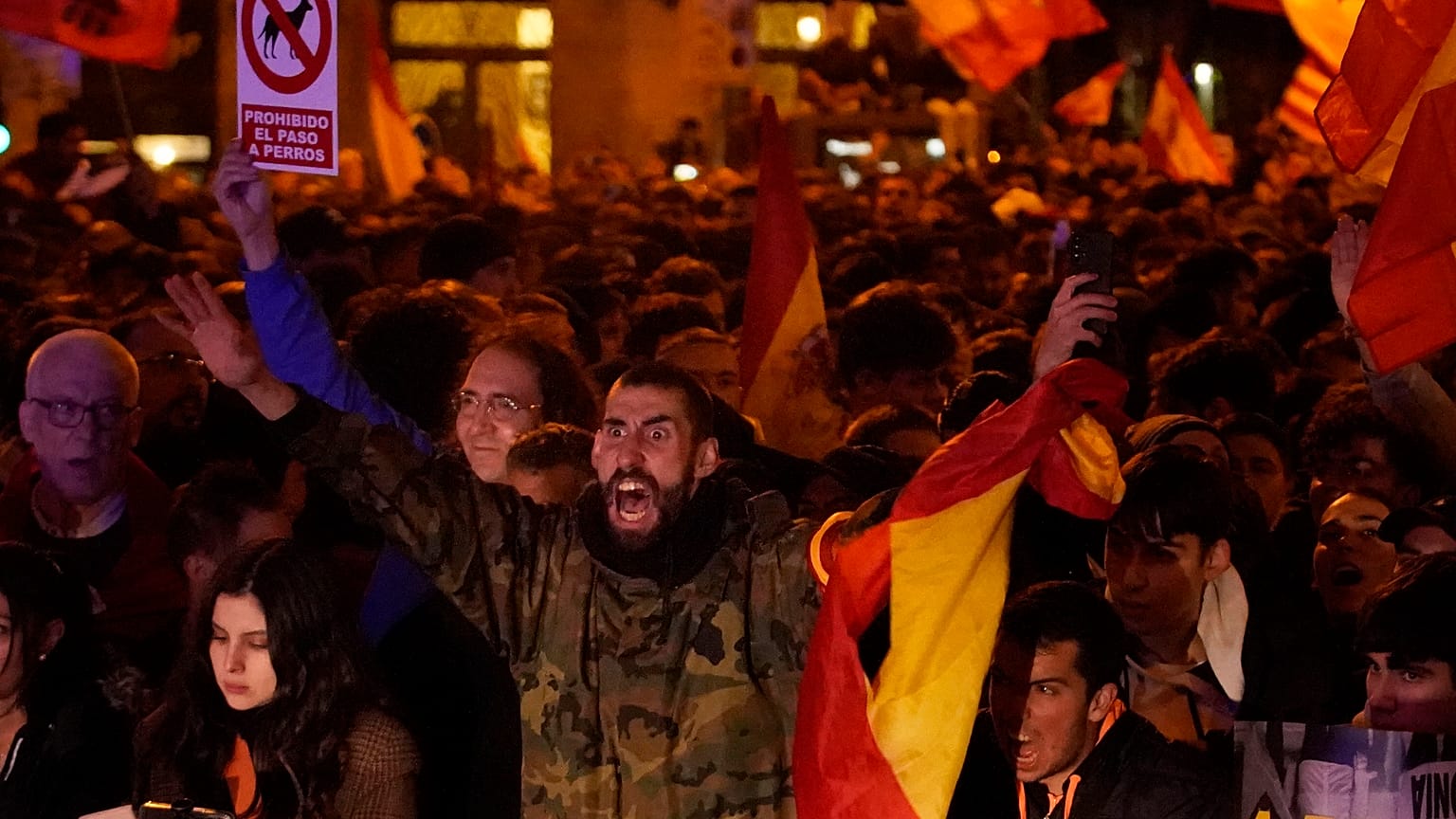 Manifestantes se reúnen para protestar contra la amnistía en la sede del partido socialista en Madrid, España, jueves 9 de noviembre de 2023.