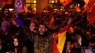 Manifestantes se reúnen para protestar contra la amnistía en la sede del partido socialista en Madrid, España, jueves 9 de noviembre de 2023.