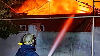 Pompiere spegne incendio dopo le bombe