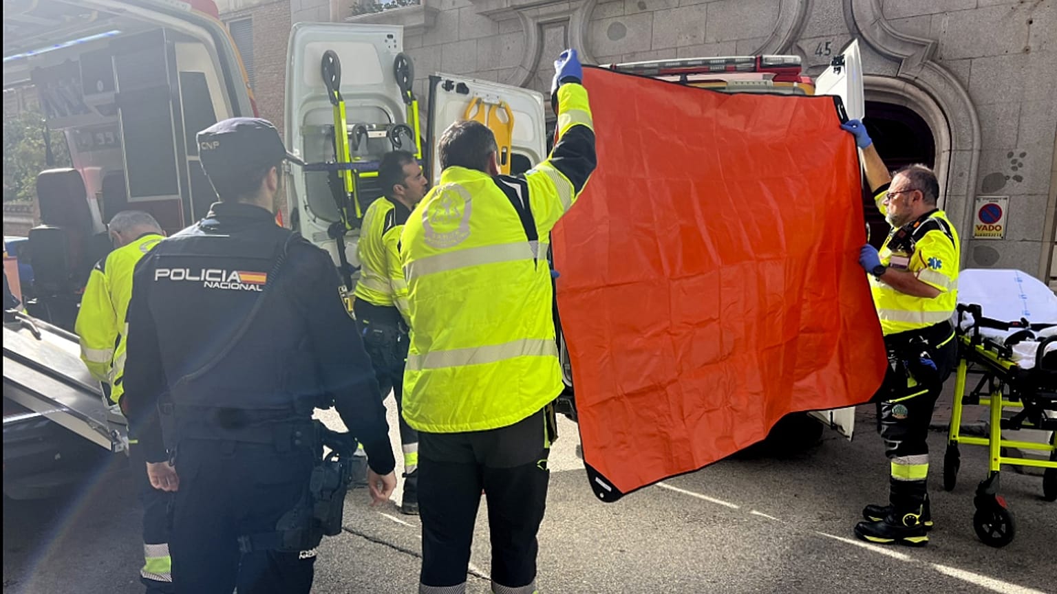 Eltakarják a mentők Alejo Vidal-Quadrast a kíváncsi szemek elől