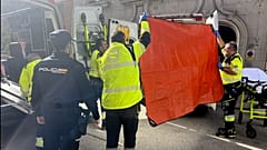 Eltakarják a mentők Alejo Vidal-Quadrast a kíváncsi szemek elől