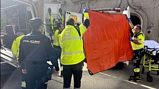 Eltakarják a mentők Alejo Vidal-Quadrast a kíváncsi szemek elől