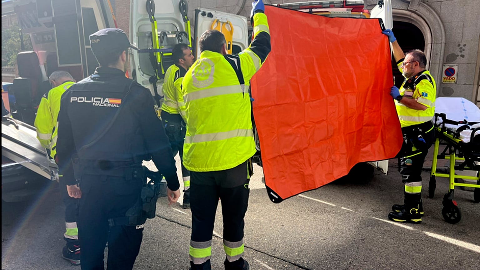 Τραυματιοφορείς μεταφέρουν Ισπανό πολιτικό που δέχθηκε πυρά στο κέντρο της Μαδρίτης