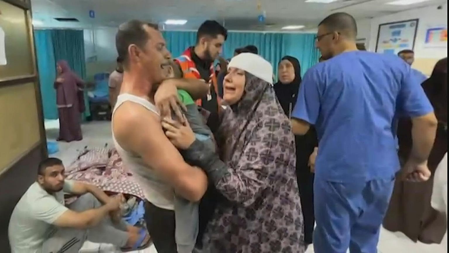 الأب نضال رفقة ابنه الذي راح ضحية غارة إسرائيلية