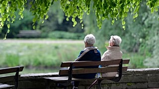 FILE : Dans cette photo du 14 mai 2014, un couple de personnes âgées est assis sur un banc dans un parc à Gelsenkirchen, en Allemagne.